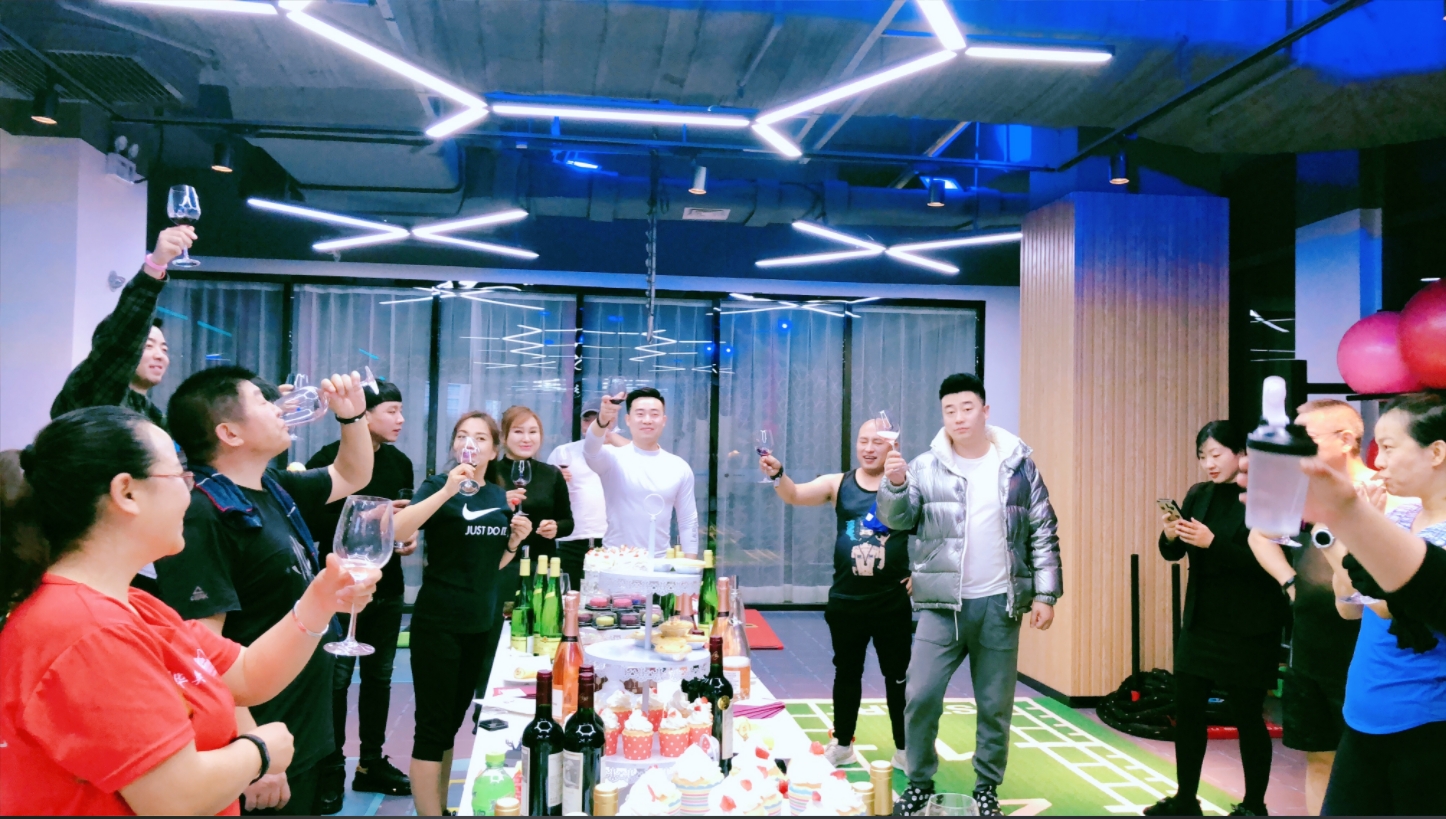 当巨鑫红酒遇到科抖智能健身，优雅与健美在此刻绽放！